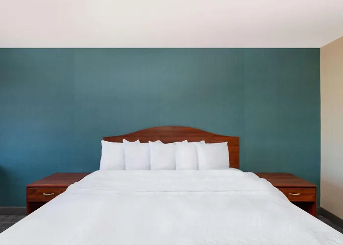 Howard Johnson By Wyndham Hotel