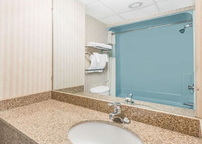 Hotel Howard Johnson By Wyndham Gillette