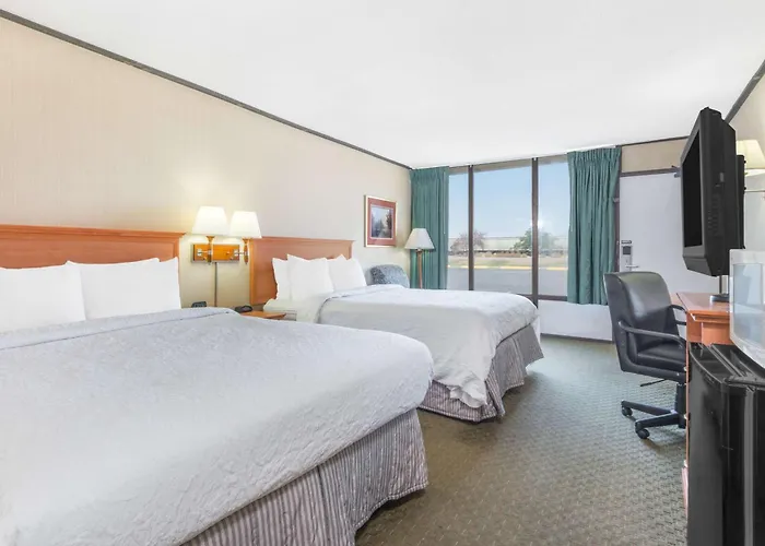 Howard Johnson By Wyndham